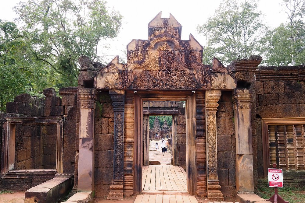 DAY 3: SIEM REAP – BANTEAY SREY & GRAND CIRCUIT TEMPLES (B)